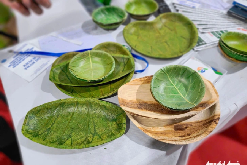 Bowls and dishes made from leaves are waterproof and can decompose quickly. Photo: Nhat Xuan / Tuoi Tre