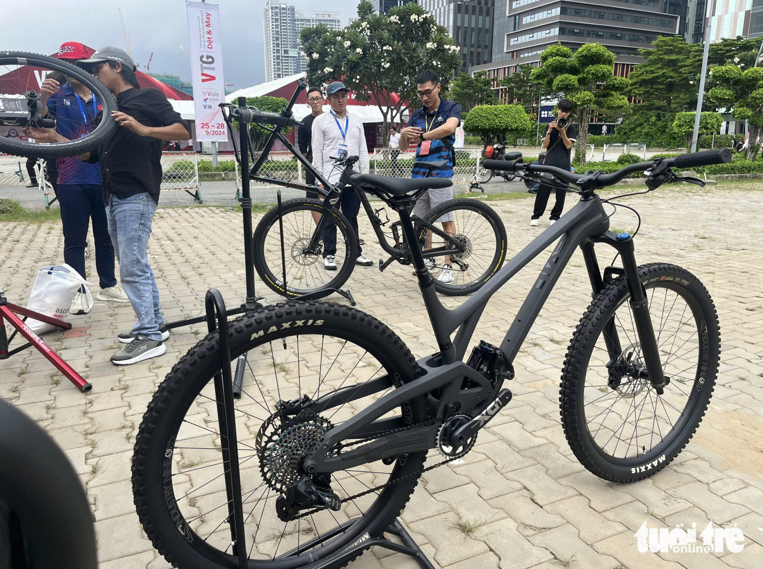 Guests experience riding exotic bikes at the Vietnam Cycle Expo 2024 in Ho Chi Minh City on September 26, 2024. Photo: Nhu Binh / Tuoi Tre