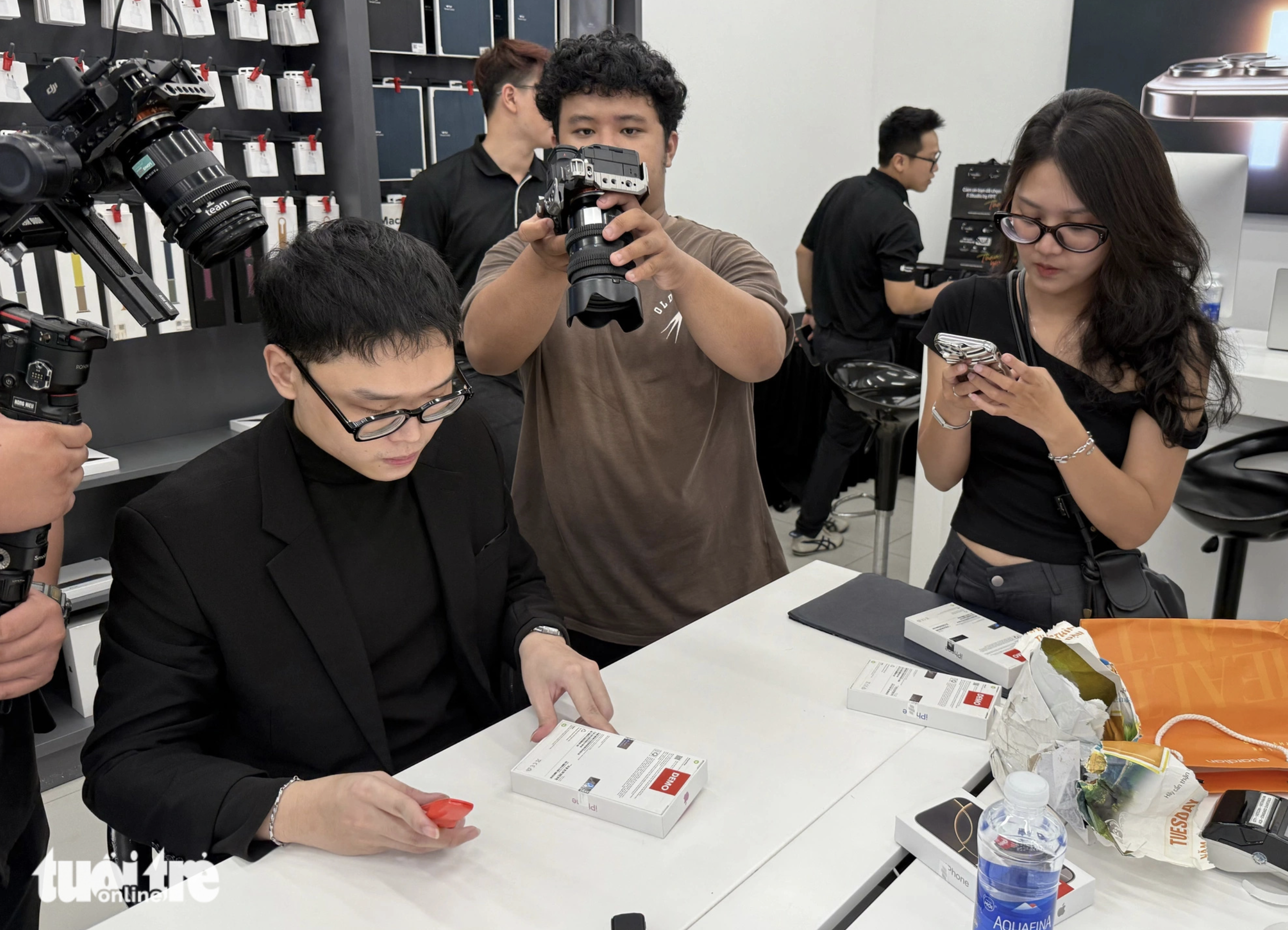 A customer unboxes an iPhone 16. Photo: Duc Thien / Tuoi Tre