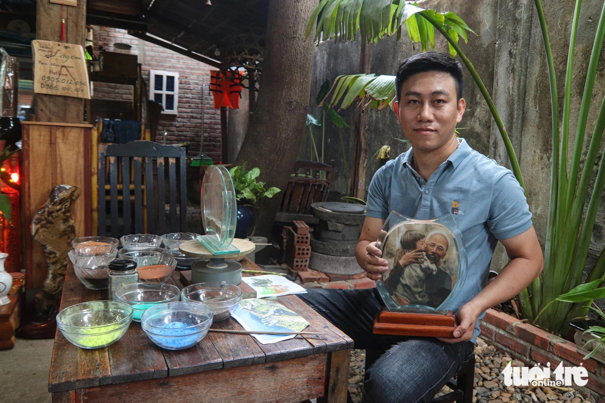 Both adults and children are eager to try their hand at making sand paintings at Dung's home - Photo: Thanh Nguyen / Tuoi Tre