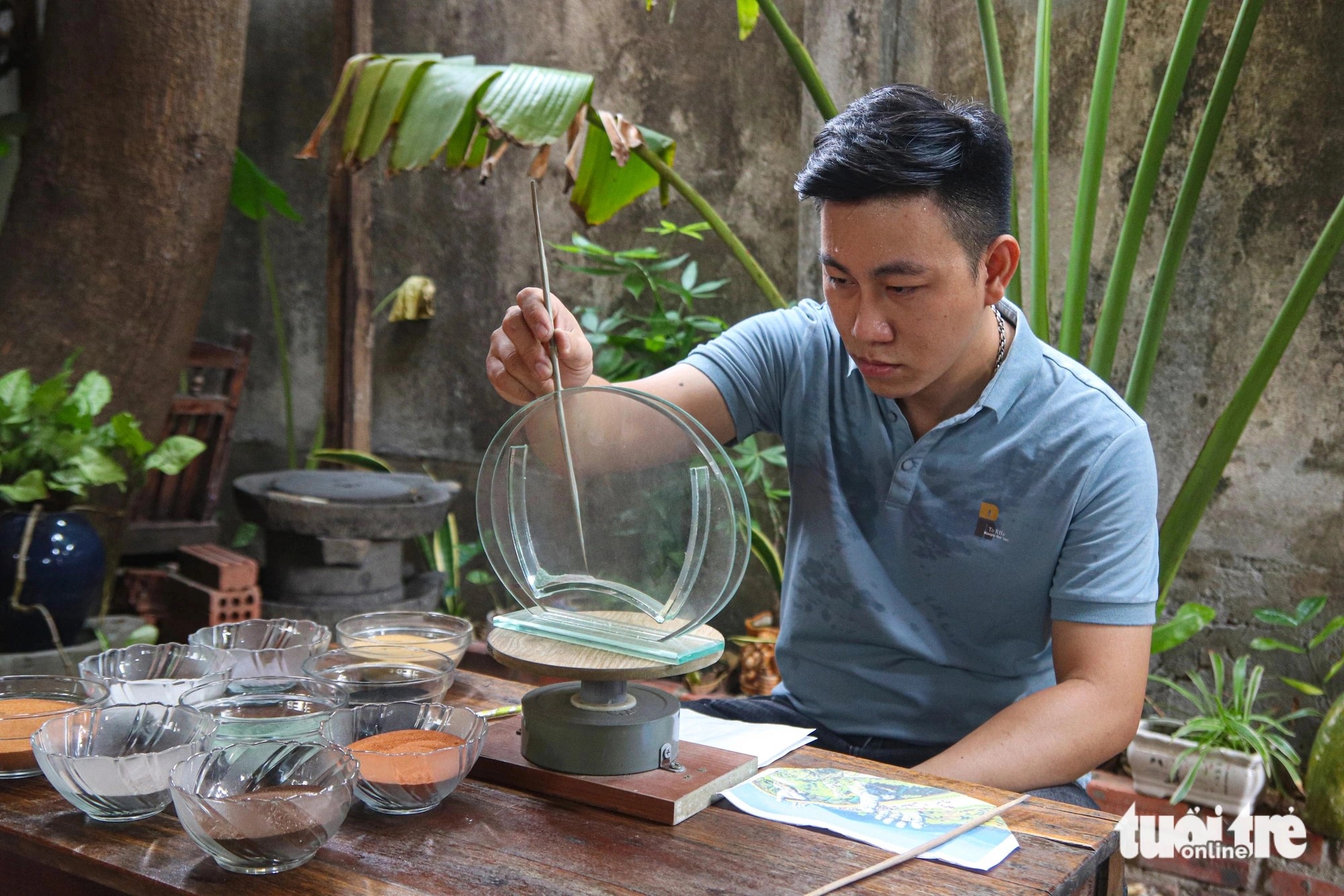 Crafting sand paintings demands intense concentration and focus - Photo: Thanh Nguyen / Tuoi Tre