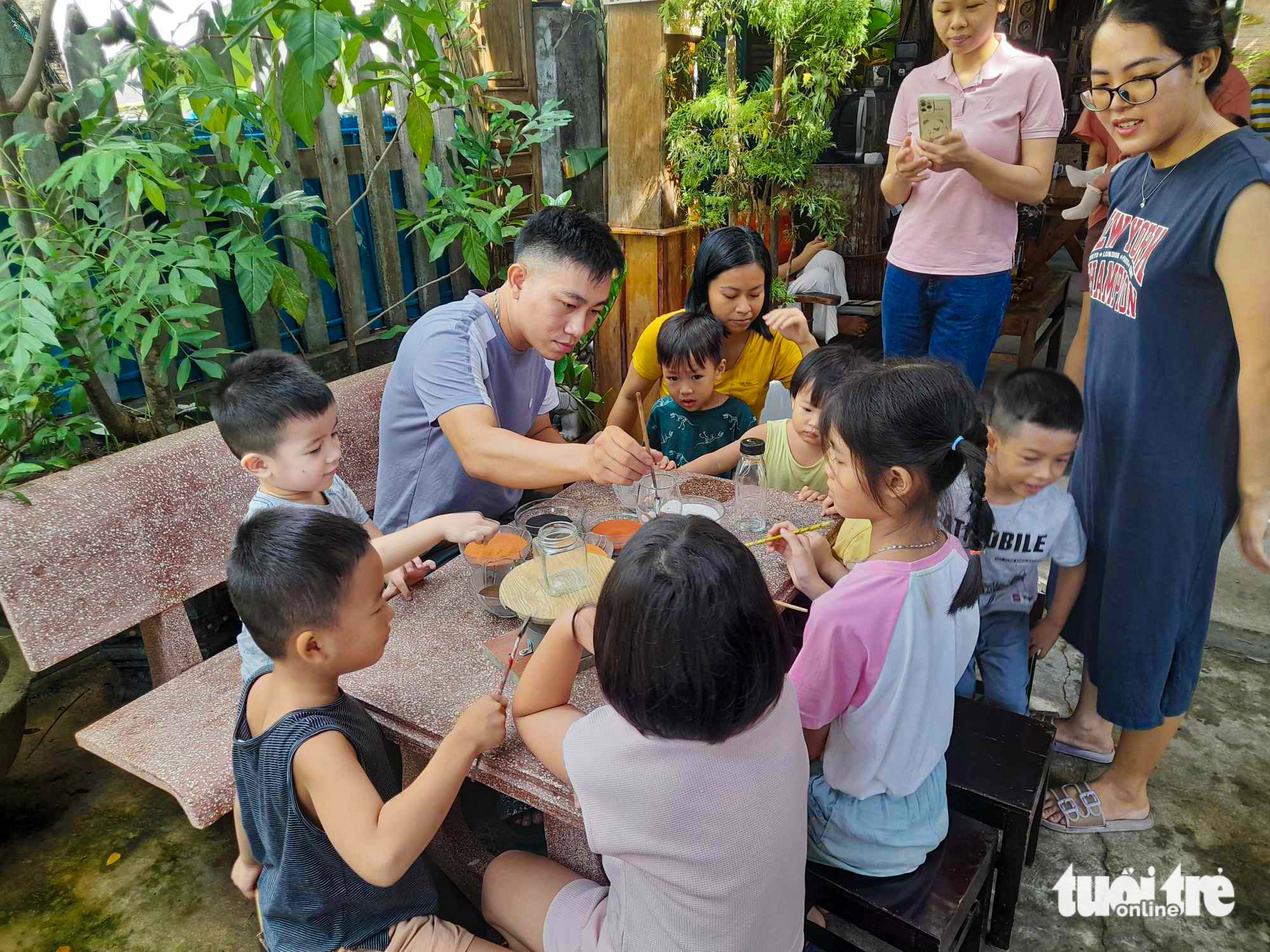 The sand painting portrait of Uncle Ho with children is one of Dung's proudest creations - Photo: Thanh Nguyen / Tuoi Tre