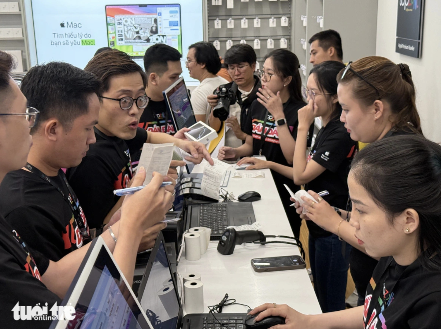 iPhone 16 sale launch sparks explosive online buzz in Vietnam