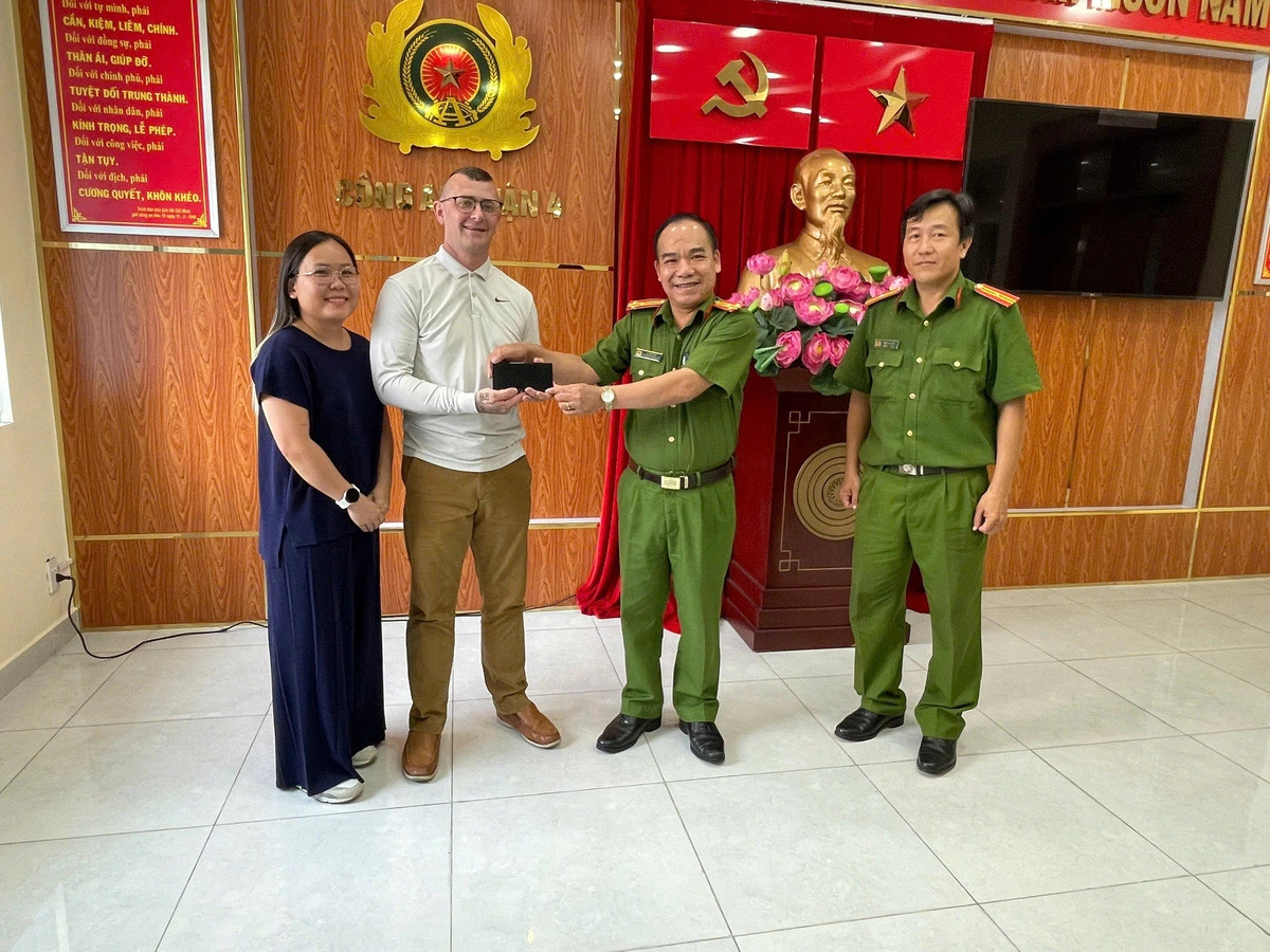 Vietnam police return snatched phone to foreigner after 2 days