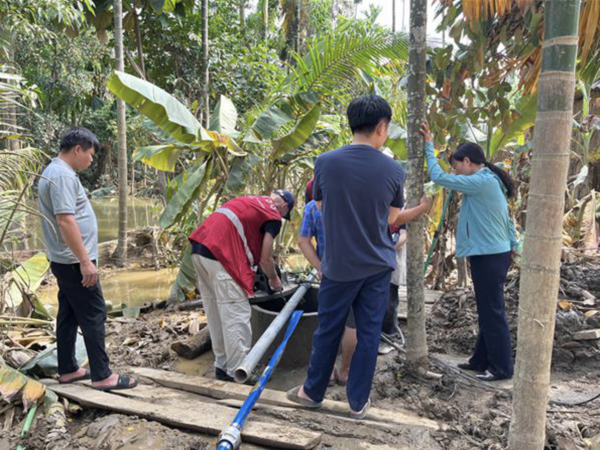 The Swiss expert team provides well-cleaning equipment to help residents in Yen Bai Province, northern Vietnam to have clean water. Photo: Embassy of Switzerland in Vietnam