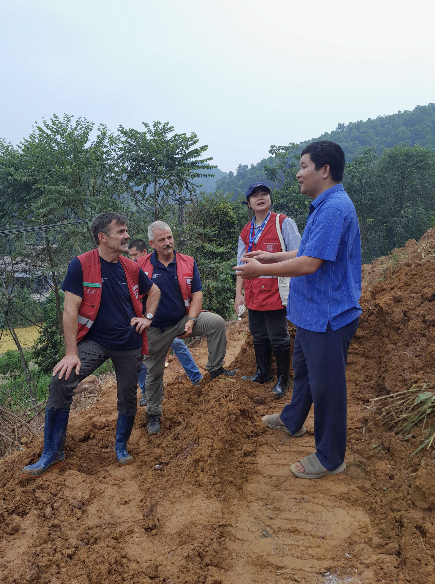 Beat Herger (L) and Hans-Ruedi Hochuli (2nd, L), members of the Swiss expert team, give support to Yen Bai Province. Photo: Embassy of Switzerland in Vietnam