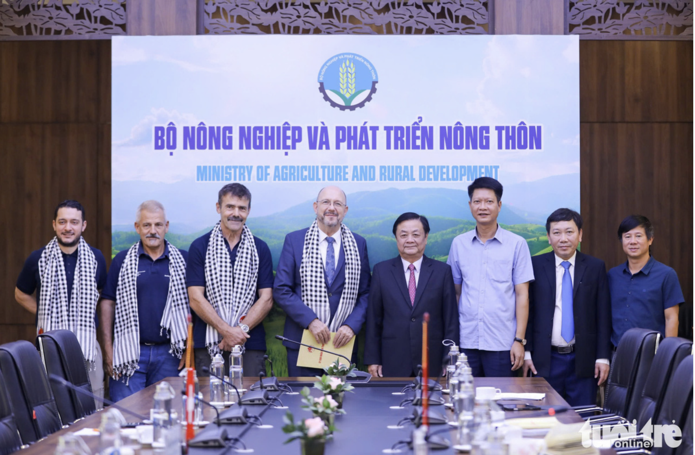 Minister of Agriculture and Rural Development Le Minh Hoan (fourth, right) presents Vietnamese scarves to Swiss experts. Photo: Danh Khang / Tuoi Tre