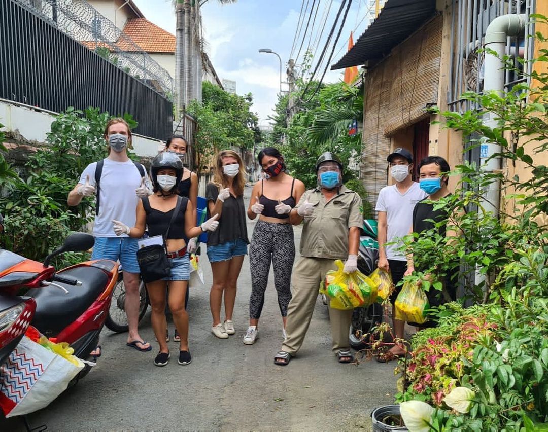 Jovel Chan (fourth from right) joins others in volunteering to help deliver food to those quarantined at home due to COVID-19 in Ho Chi Minh City. Photo by courtesy of Jovel Chan