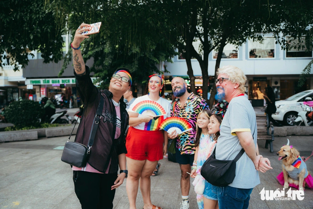 This photo shows Lewis (C), an American man, and his family members at the parade of the LGBTI+ community on Nguyen Hue Pedestrian Street in District 1, Ho Chi Minh City, September 28, 2024. Photo: Thanh Hiep / Tuoi Tre