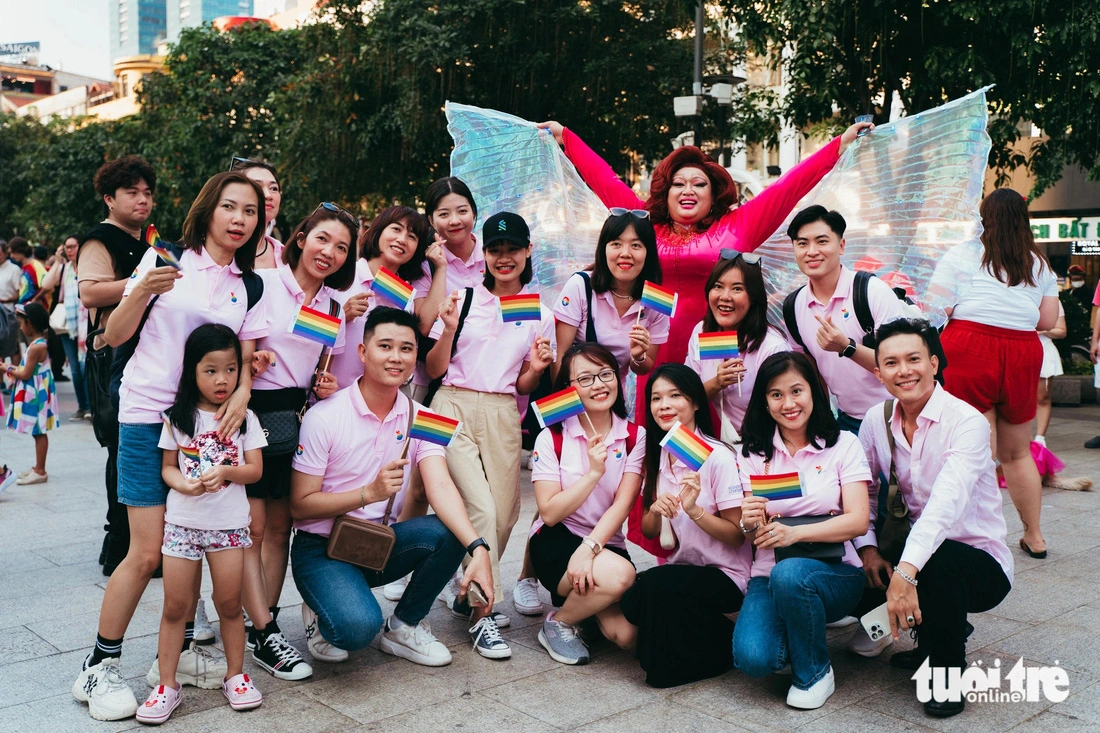 Employees of a foreign-invested enterprise in Vietnam, wave rainbow flags at the parade of the LGBTI+ community on Nguyen Hue Pedestrian Street in District 1, Ho Chi Minh City, September 28, 2024. Photo: Thanh Hiep / Tuoi Tre