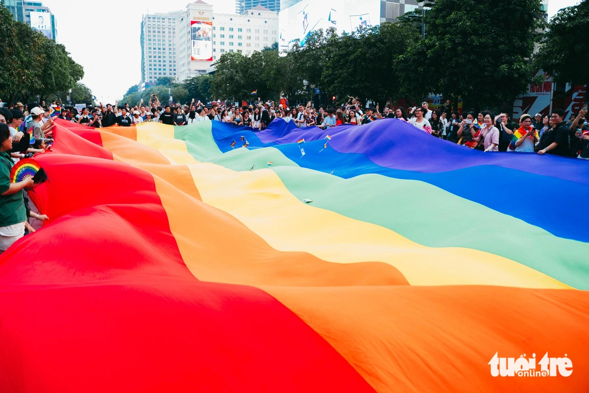 A huge rainbow flag is held by participants in the parade of the LGBTI+ community on Nguyen Hue Pedestrian Street in District 1, Ho Chi Minh City, September 28, 2024. Photo: Thanh Hiep / Tuoi Tre