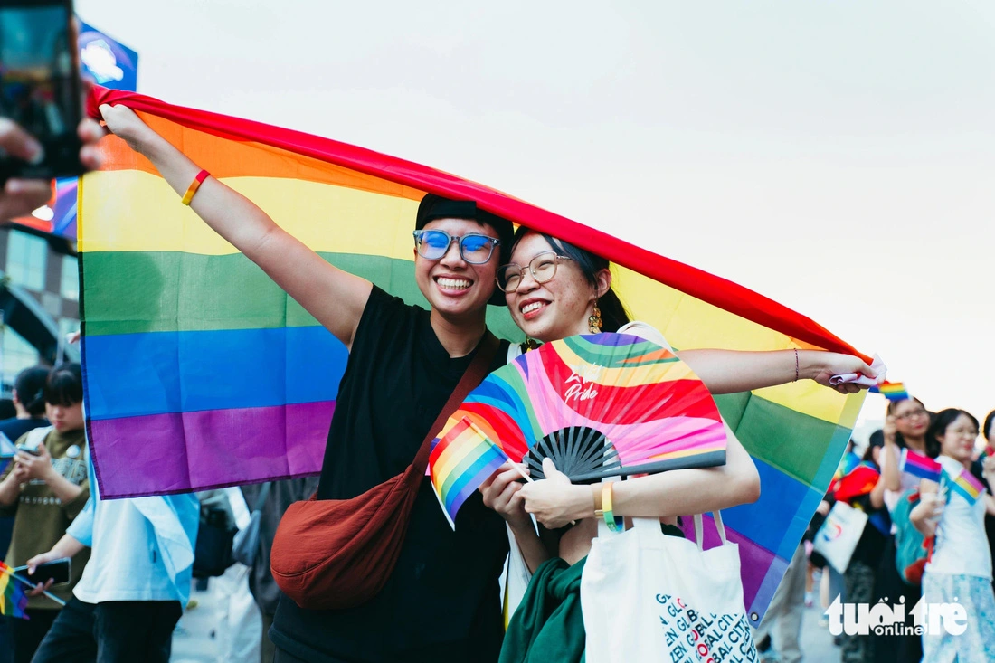 Two young people pose for a photo at the parade of the LGBTI+ community on Nguyen Hue Pedestrian Street in District 1, Ho Chi Minh City, September 28, 2024. Photo: Thanh Hiep / Tuoi Tre