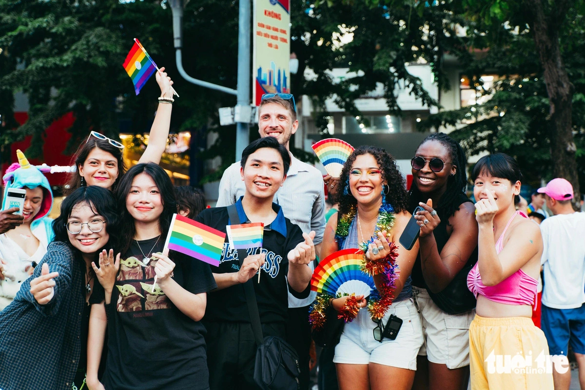 Foreign and Vietnamese participants are captured at the parade of the LGBTI+ community on Nguyen Hue Pedestrian Street in District 1, Ho Chi Minh City, September 28, 2024. Photo: Thanh Hiep / Tuoi Tre