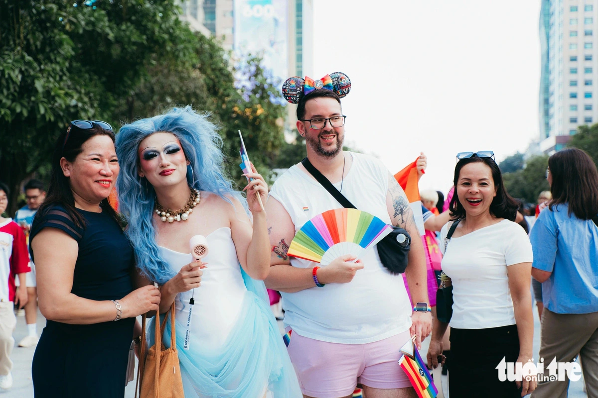 A foreign man poses for a photo with other participants in the parade of the LGBTI+ community on Nguyen Hue Pedestrian Street in District 1, Ho Chi Minh City, September 28, 2024. Photo: Thanh Hiep / Tuoi Tre