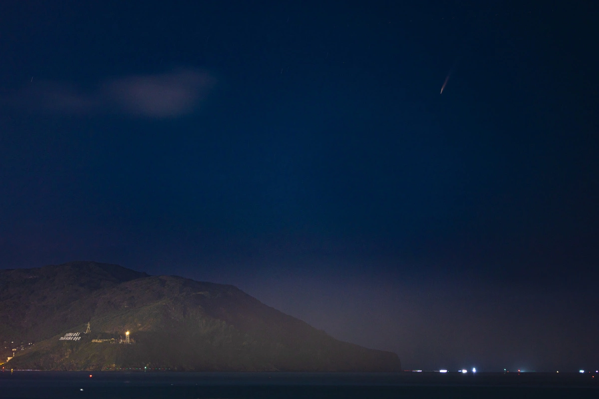 The comet is seen in the sky over Phuong Mai Peninsula in Quy Nhon City, Binh Dinh Province, south-central Vietnam, September 29, 2024. Photo: Hoang Duc Ngoc