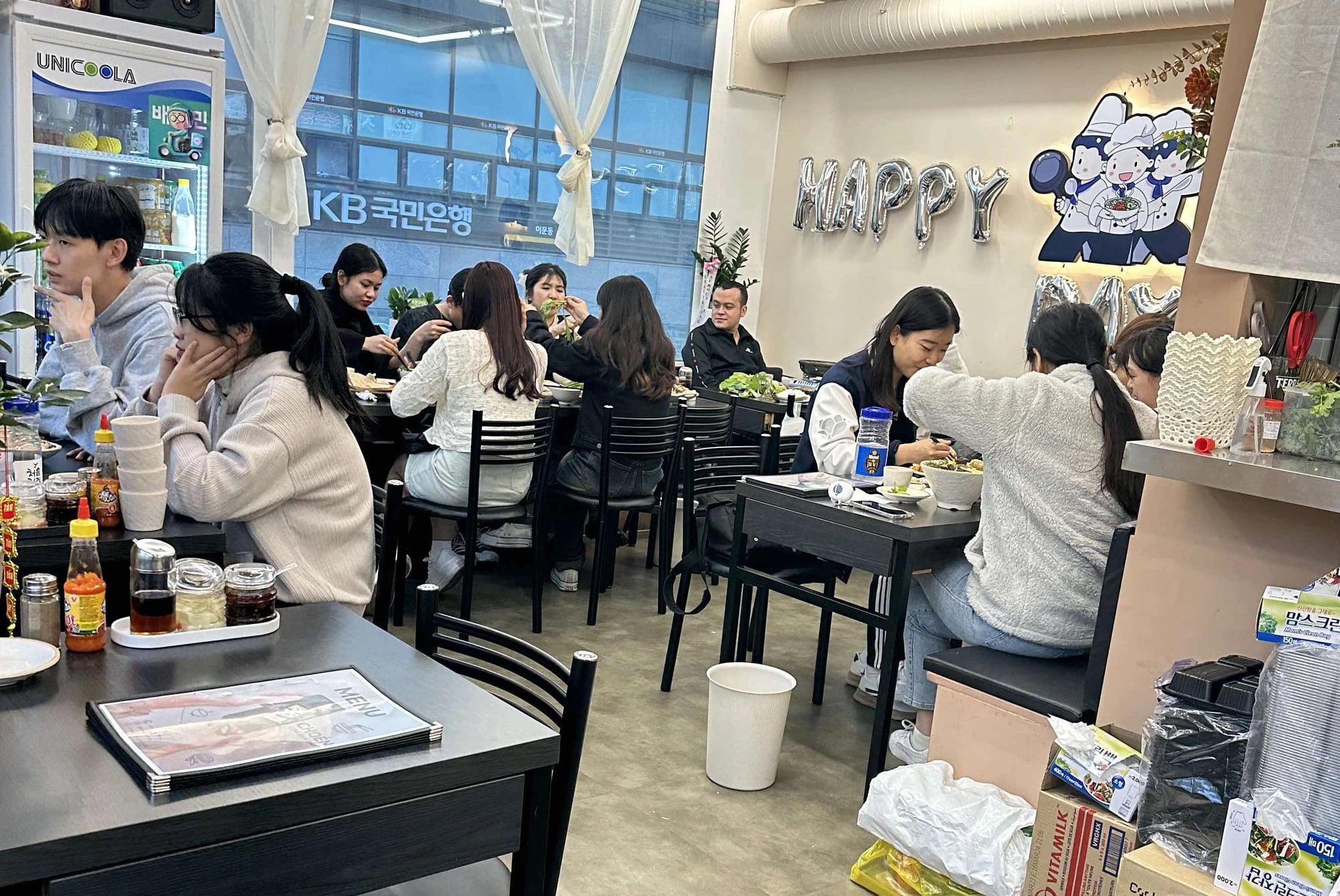 Diners have food at a Vietnamese restaurant in South Korea. Photo: Y.C./Tuoi Tre