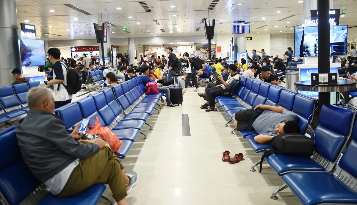 In Vietnam, passengers nap, put luggage on benches at airports