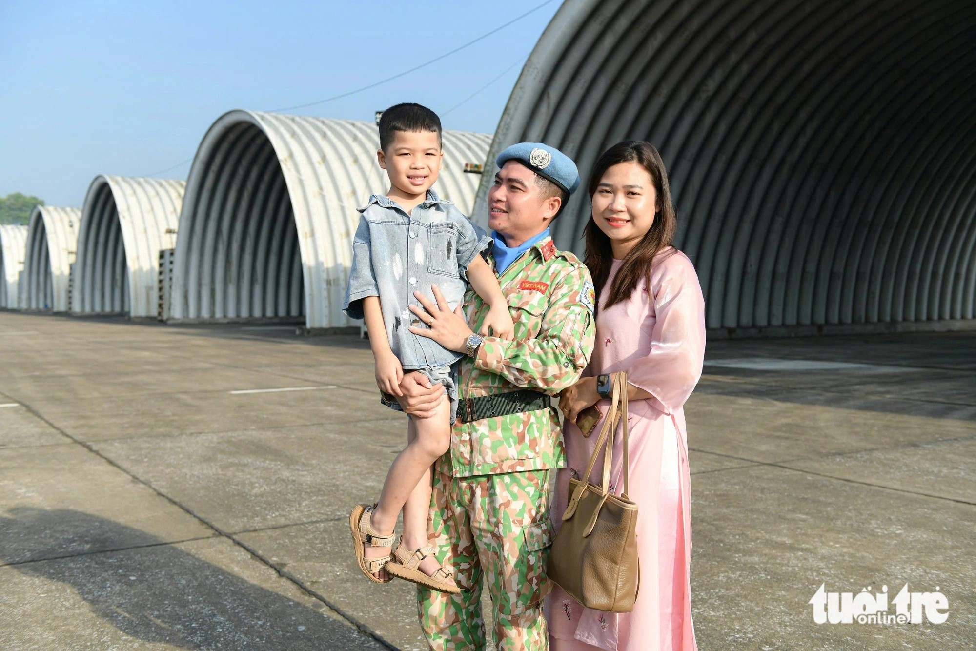 Captain Bui Anh Dong prepares for his work trip away from home surrounded by family - Photo: NAM TRAN / Tuoi Tre