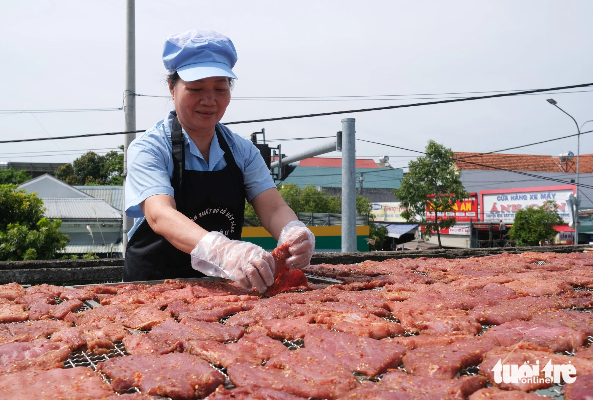 Dinh Thi Hau sun-dries beef in Phu Tuc Town, Krong Pa District, Gia Lai Province, Vietnam’s Central Highlands. Photo: Tan Luc / Tuoi Tre