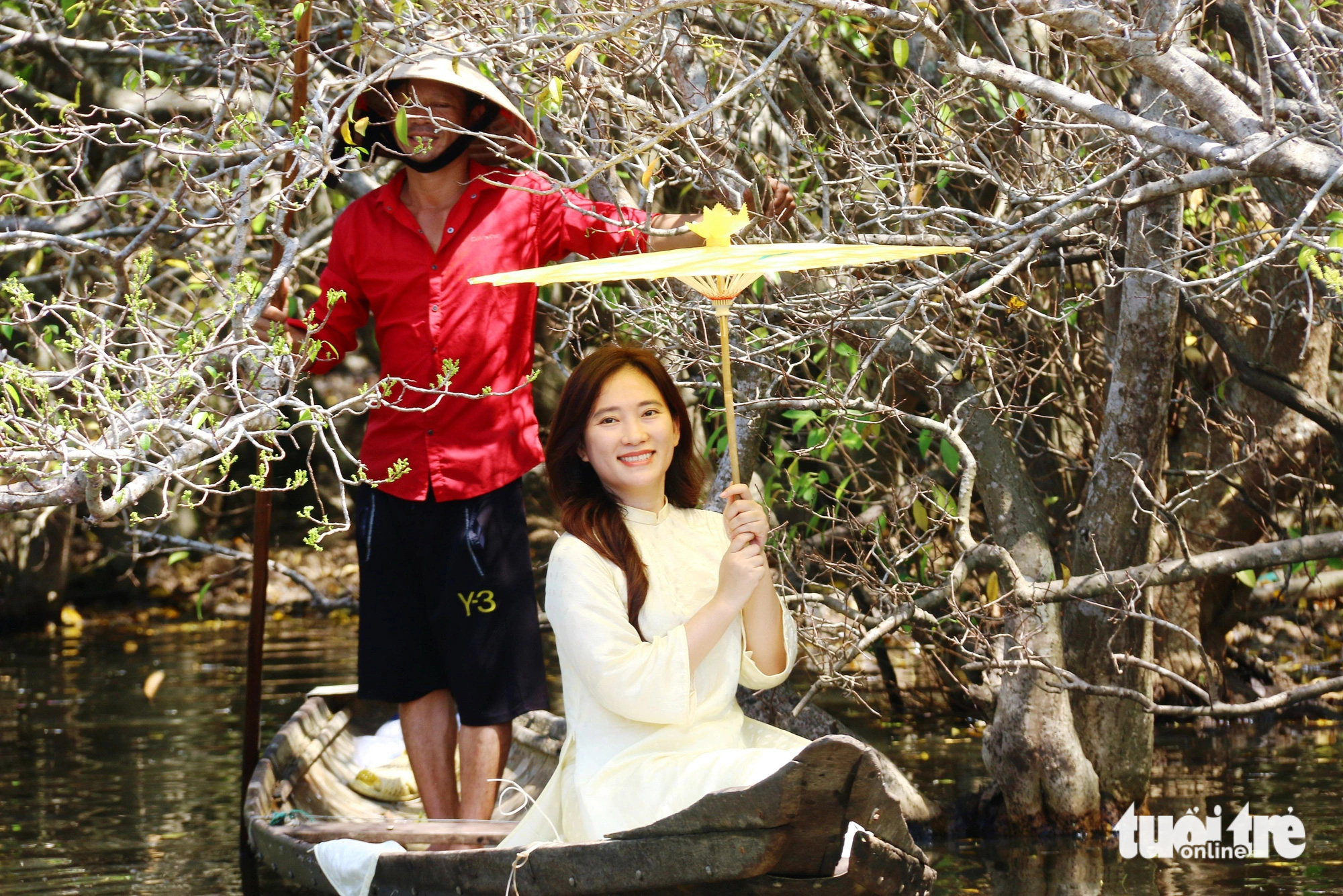 A woman poses for a photo in the Ru Cha primeval mangrove forest in the Tam Giang - Cau Hai lagoon, located in Thua Thien-Hue Province in central Vietnam. Photo: Nhat Linh / Tuoi Tre