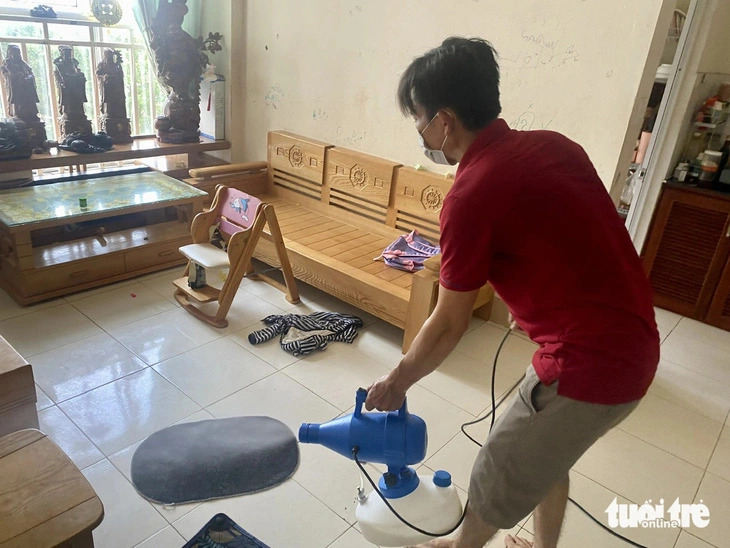 A man sprays chemicals to exterminate rove beetles at the CT03 apartment complex in Hoa Tho Dong Ward, Cam Le District, Da Nang, central Vietnam. Photo: Truong Trung / Tuoi Tre