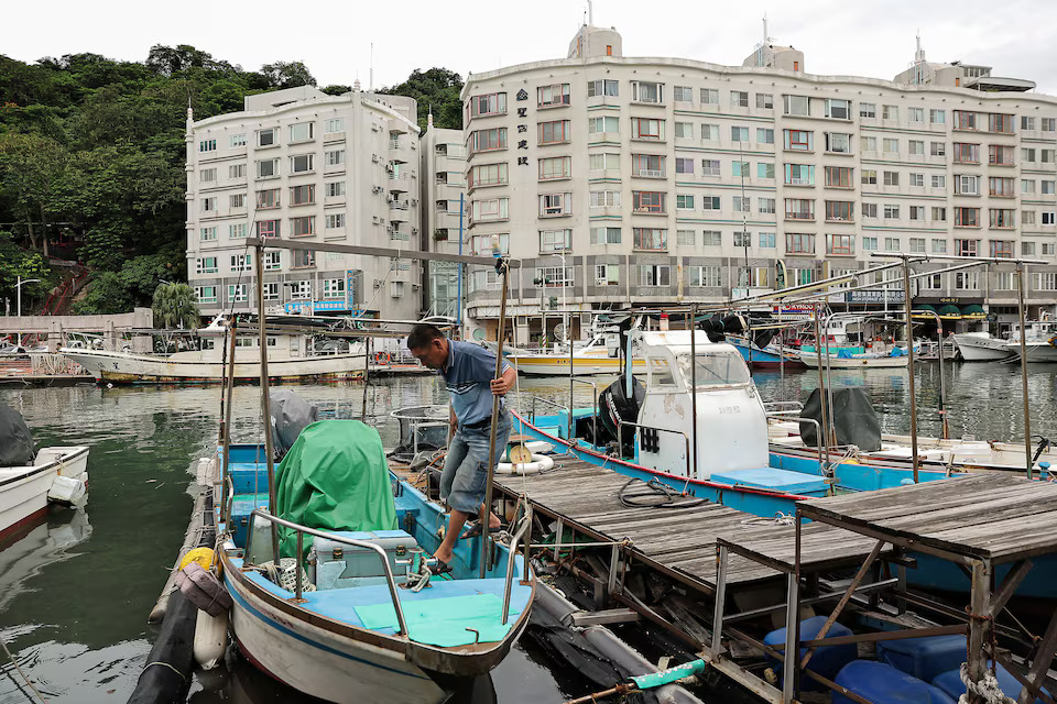 [8/9]Chen Ming-huang, 61-year-old captain of a small fishing boat, gets into his boat to tighten a few extra ropes, after he came to Hamasen harbour as he learnt the Typhoon Krathon had further strengthened, he told Reuters, in Kaohsiung, Taiwan October 1, 2024. Photo: Reuters Rights