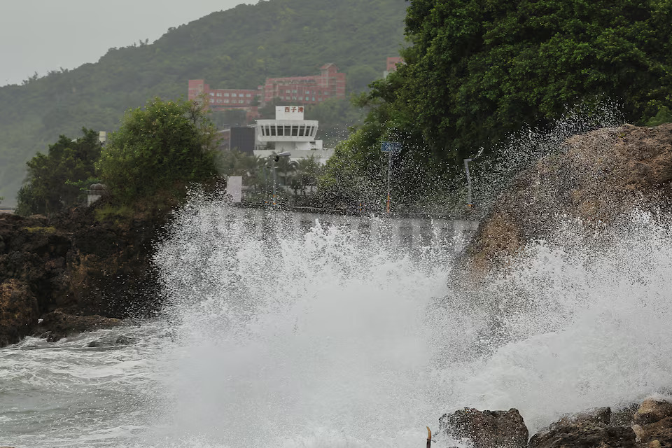 [7/9]Waves splash close to a harbour as Typhoon Krathon approaches Kaohsiung, Taiwan October 1, 2024. Photo: Reuters