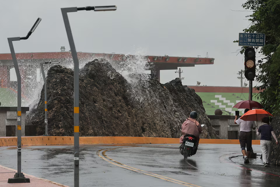 [5/9]A person takes photos of the wave as Typhoon Krathon approaches Kaohsiung, Taiwan October 1, 2024. Photo: Reuters