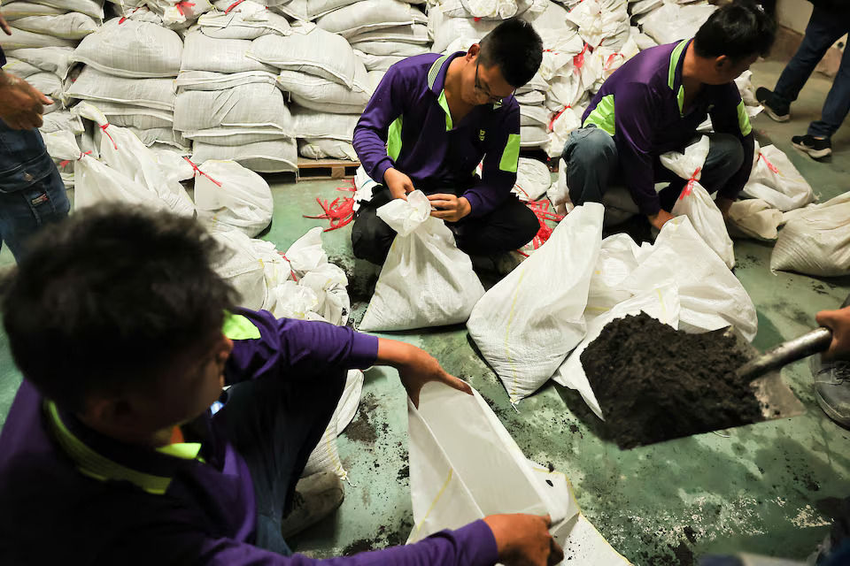 [3/9]Staff prepare sandbags as Typhoon Krathon approaches, in Kaohsiung, Taiwan October 1, 2024. Photo: Reuters