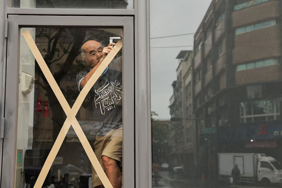 [4/9]A Resident prepares for Typhoon Krathon, in Kaohsiung, Taiwan October 1, 2024. Photo: Reuters