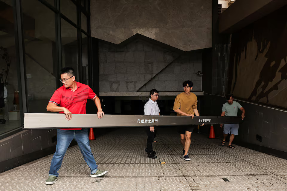 [2/9]Residents prepare for Typhoon Krathon, in Kaohsiung, Taiwan October 1, 2024. Photo: Reuters