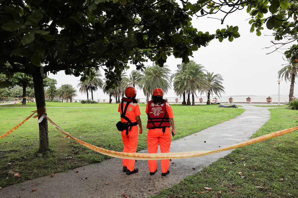 [6/9]Coast guards stand on duty as Typhoon Krathon approaches Kaohsiung, Taiwan October 1, 2024. Photo: Reuters