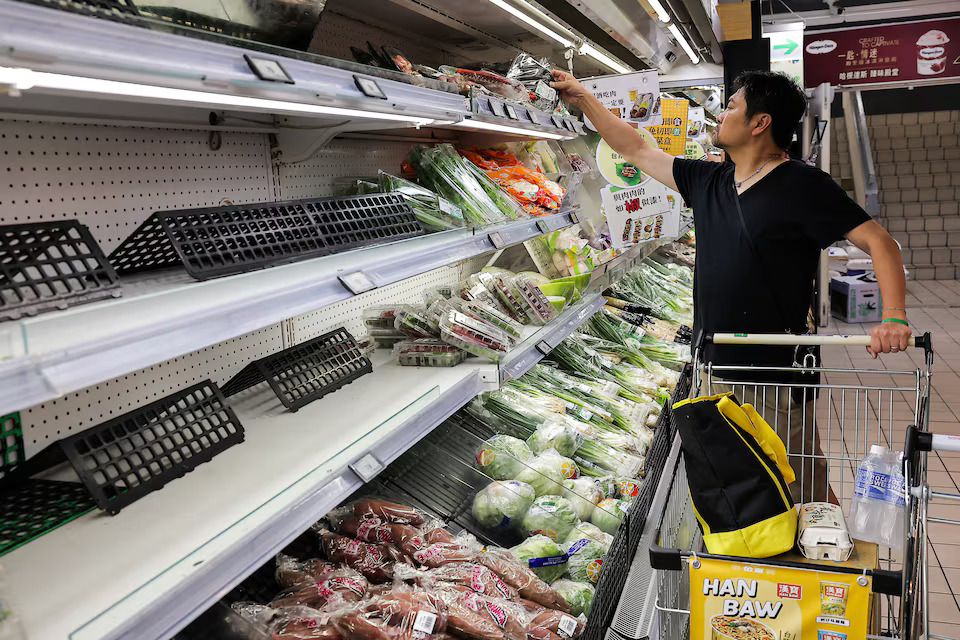 [9/9]People buy food at a supermarket as Typhoon Krathon which is expected to intensify and make an unusual landfall on Taiwan's densely populated west coast in the early hours of Wednesday in Taipei, Taiwan September 30, 2024. Photo: Reuters