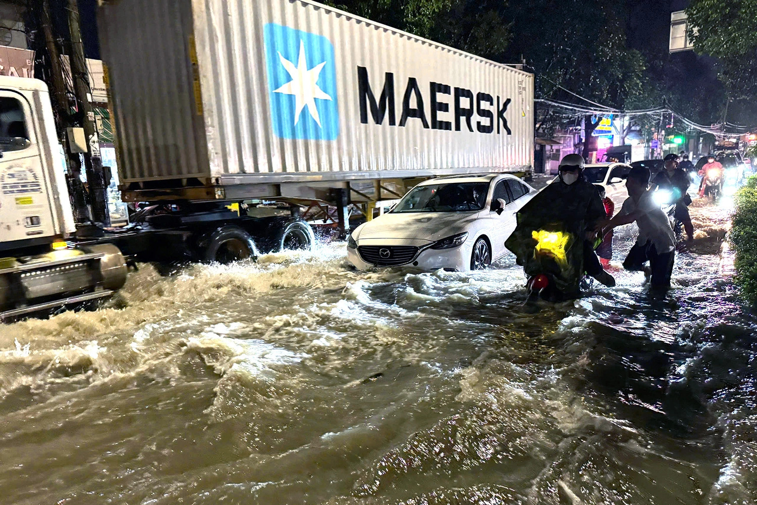 Vehicles struggle to navigate the flooded Dong Khoi street in Bien Hoa Cty, Dong Nai Province, southern Vietnam. Photo: An Binh