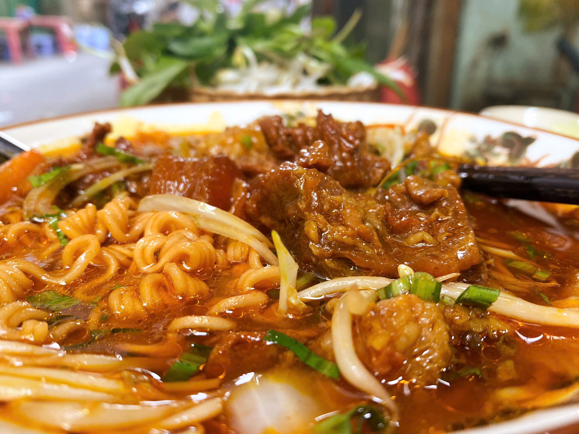 A serving of instant noodles with Vietnamese-Indian beef stew at an eatery down Alley 194 on Vo Van Tan Street in District 3, Ho Chi Minh City. Photo: Dang Khuong / Tuoi Tre