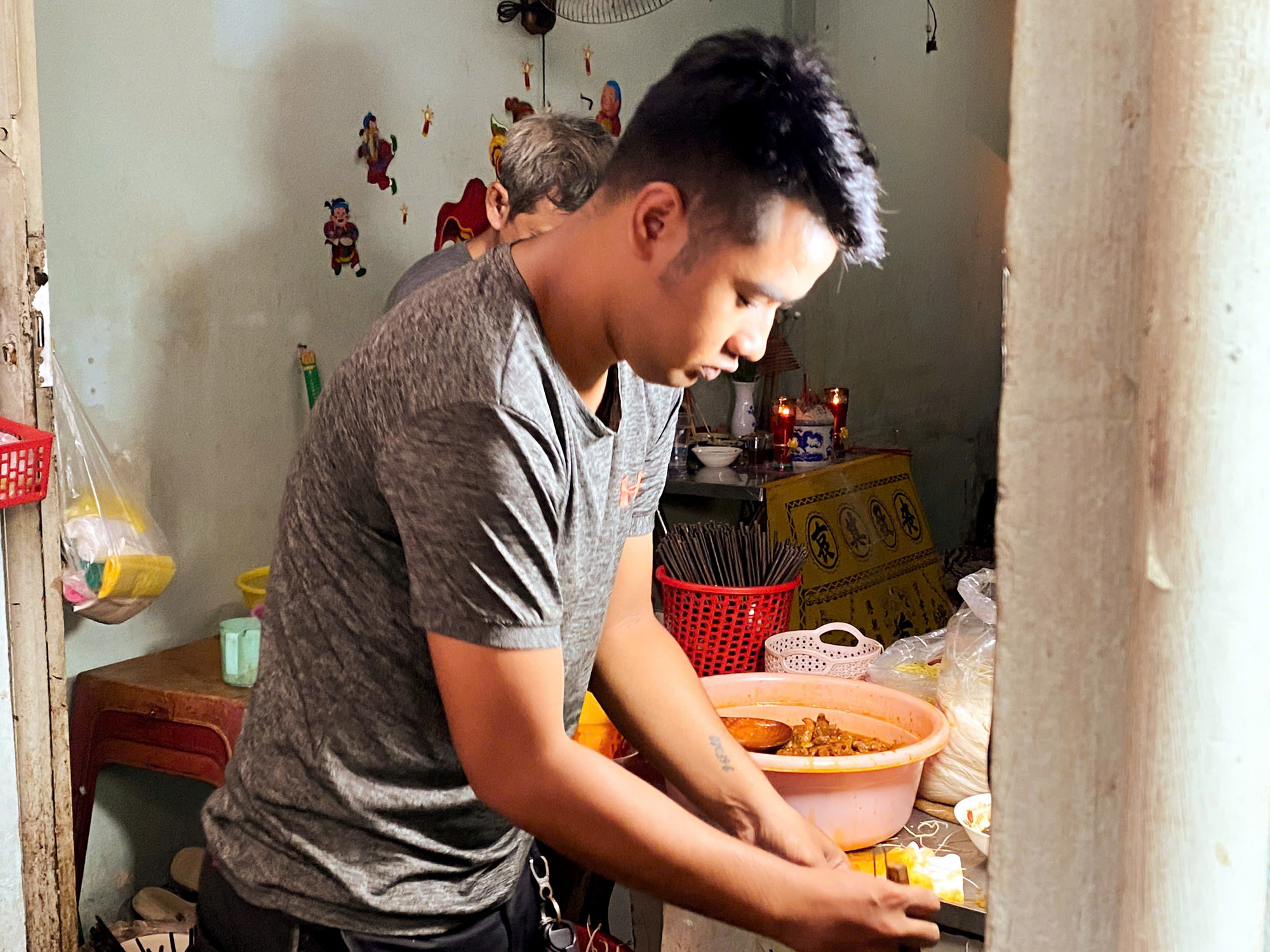 Sau Ngoc Lam Son prepares ingredients at his Vietnamese-Indian beef stew eatery down Alley 194 on Vo Van Tan Street in District 3, Ho Chi Minh City. Photo: Dang Khuong / Tuoi Tre