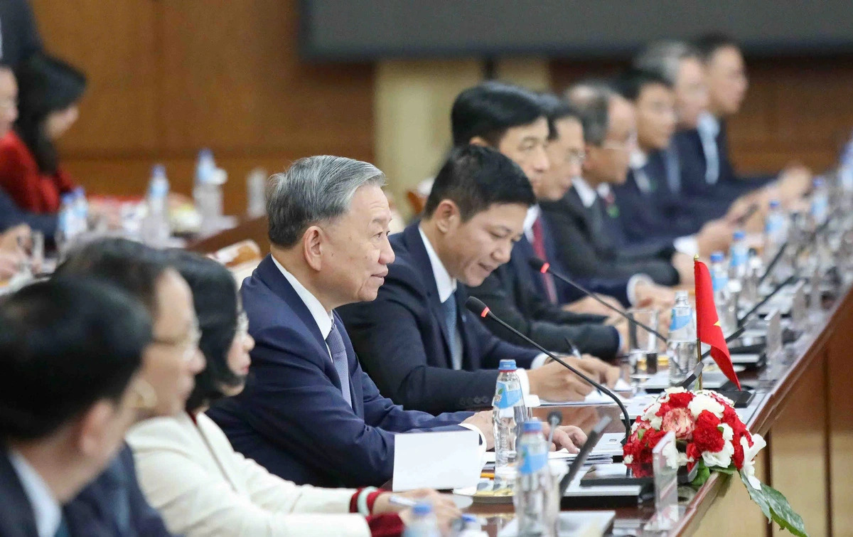 Vietnamese Party General Secretary and State President To Lam (L, 4th) speaks at the talks with Mongolian President Ukhnaagiin Khurelsukh at their talks in Ulaanbaatar on September 30, 2024. Photo: Nguyen Hong / Tuoi Tre