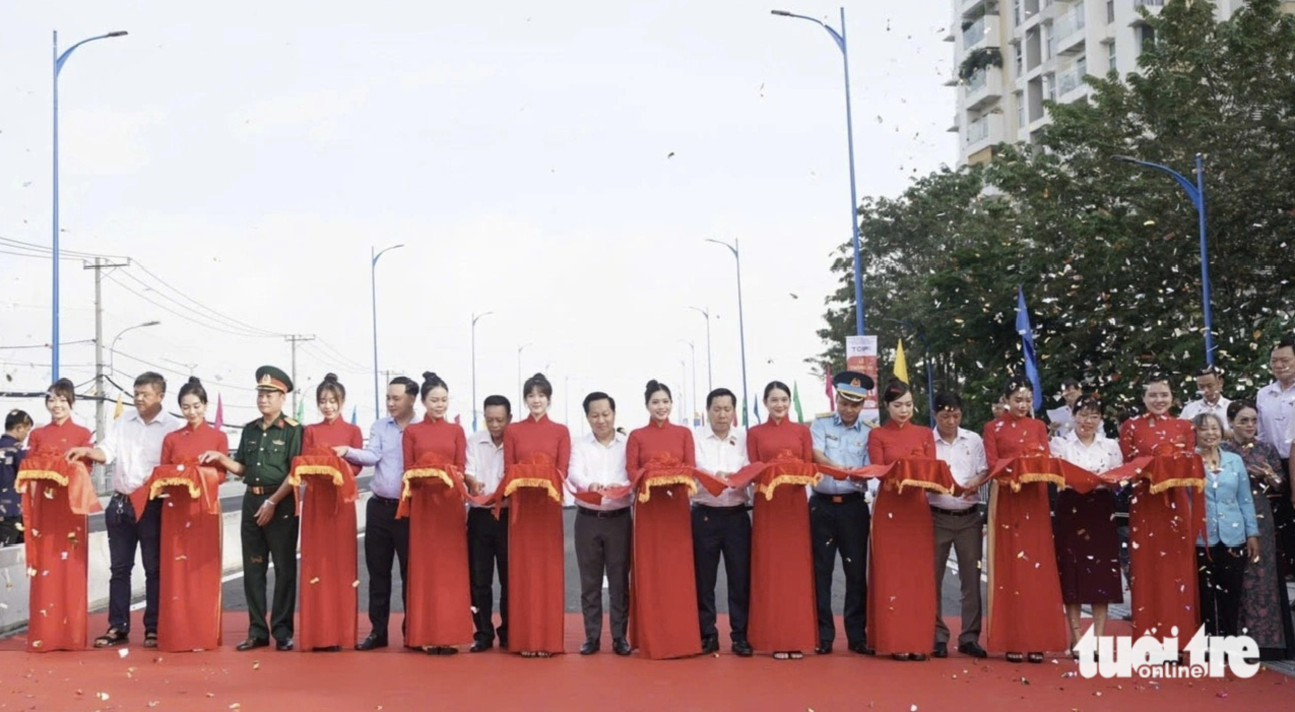 Delegates cut a ribbon to open Nam Ly Bridge in Thu Duc City, Ho Chi Minh City. Photo: Thu Dung / Tuoi Tre