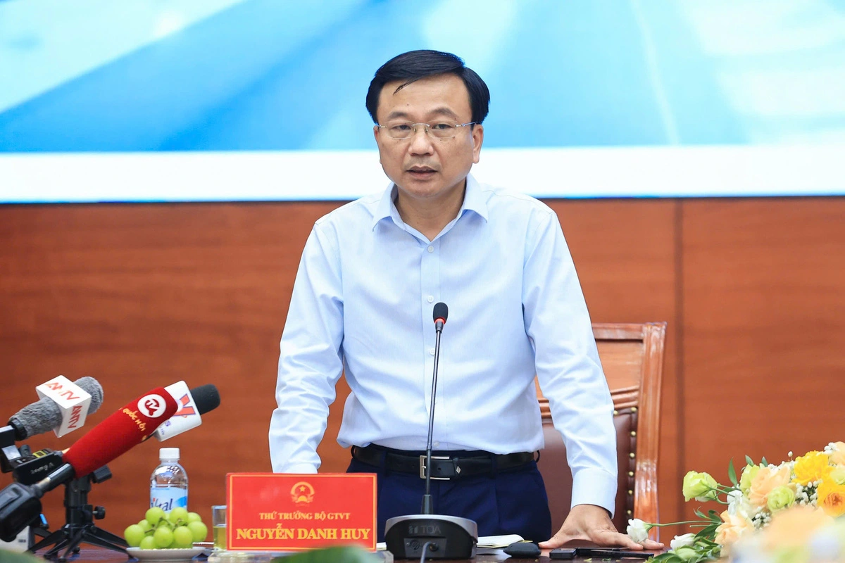 Deputy Minister of Transport Nguyen Danh Huy at a press conference on October 1, 2024. Photo: Ta Hai / Tuoi Tre