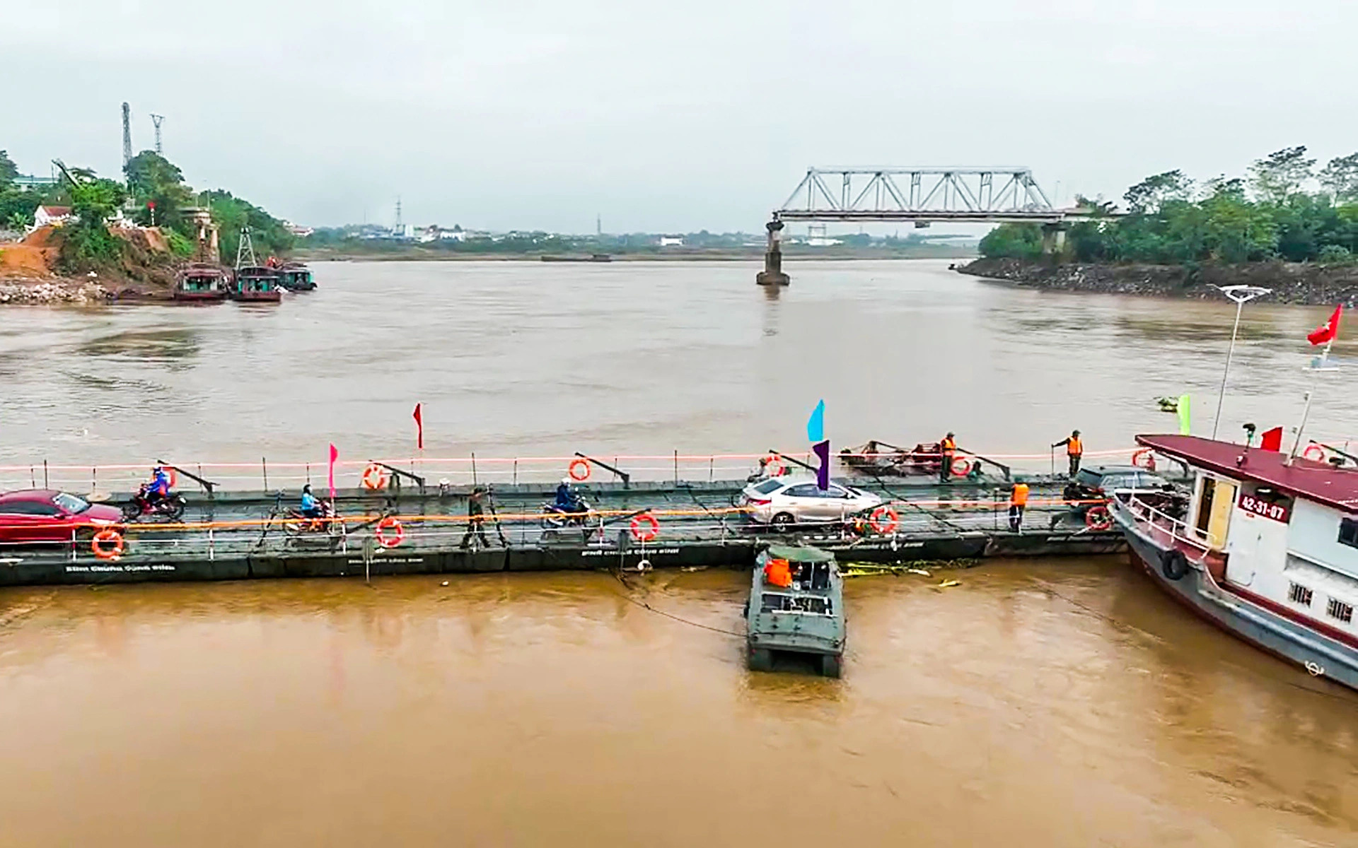 Temporary pontoon bridge traffic halted for safety amidst surging floodwaters in northern Vietnam