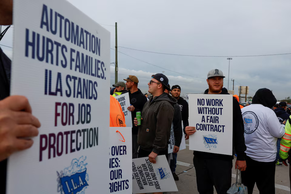 [2/7]Members of the International Longshoremen's Association union, which represents roughly 45,000 workers, stand outside Columbia Container Services on strike in Elizabeth, New Jersey, U.S., October 1, 2024. Photo: Reuters