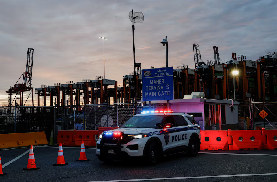 [6/7]A Port Authority Police car stands outside the Maher Terminal as members of the International Longshoremen’s Association union, which represents roughly 45,000 workers, strike in Elizabeth, New Jersey, U.S., October 1, 2024. Photo: Reuters