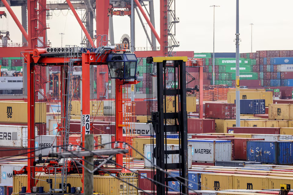 [7/7]A worker moves shipping containers at the Port Authority of New York and New Jersey in, Newark, New Jersey, U.S., September 30, 2024. Photo: Reuters