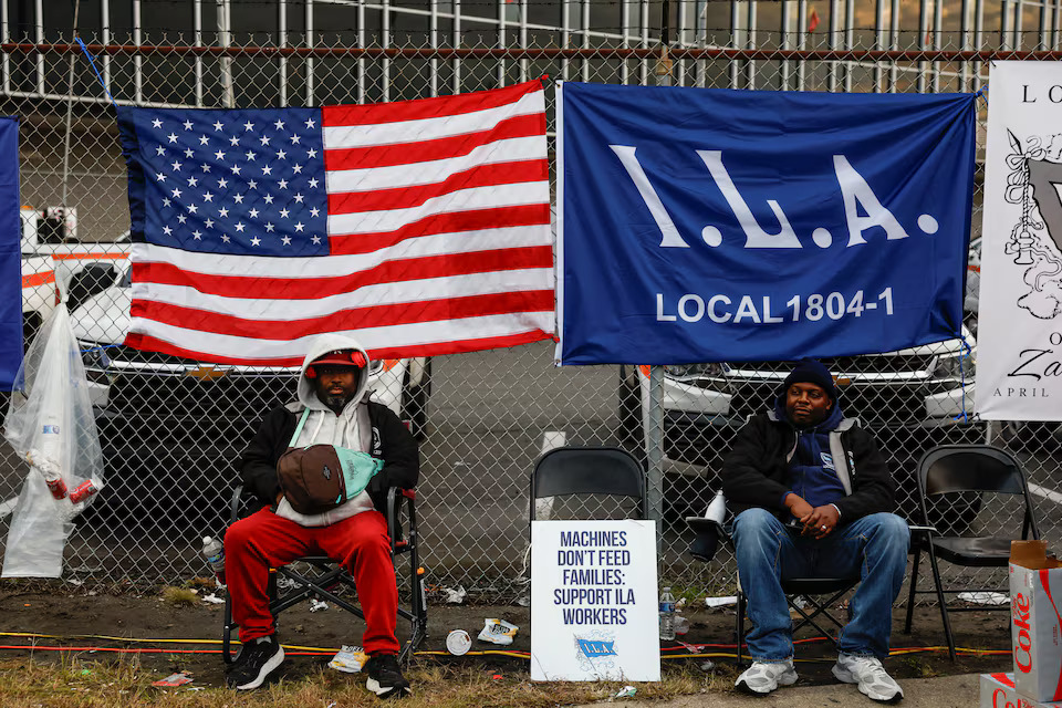 [5/7]Members of the International Longshoremen's Association union, which represents roughly 45,000 workers, sit outside Maher Terminal on strike in Elizabeth, New Jersey, U.S., October 1, 2024. Photo: Reuters