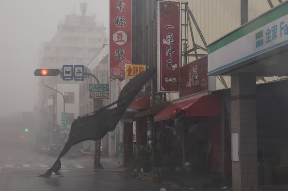 A view shows an empty street with heavy rain and wind as Typhoon Krathon approaches, in Kaohsiung, Taiwan October 3, 2024. Photo: Reuters