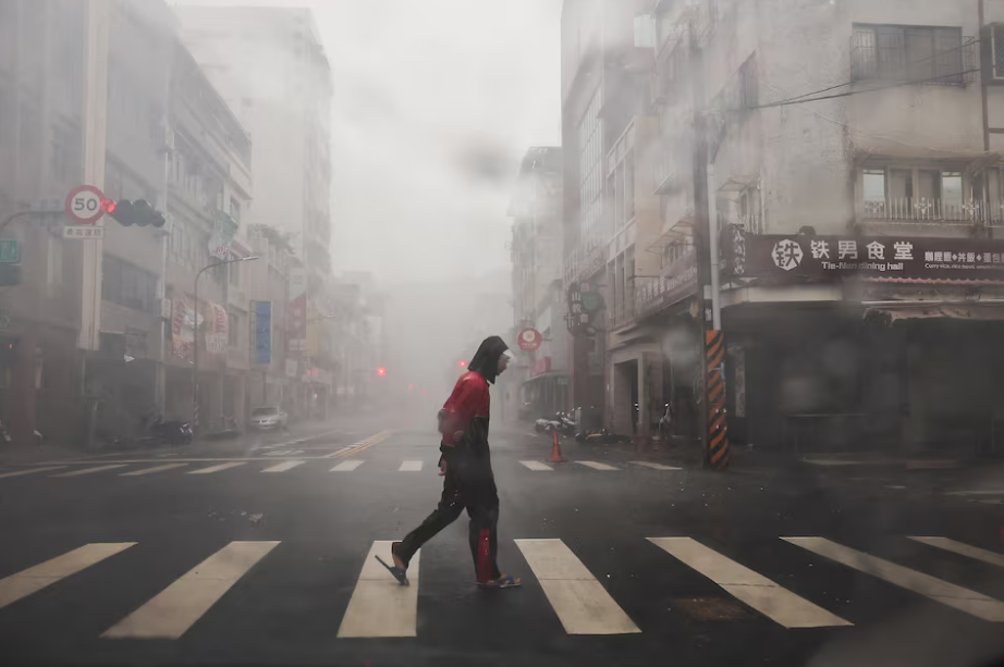 A person crosses the road as Typhoon Krathon approaches, in Kaohsiung, Taiwan October 3, 2024. Photo: Reuters