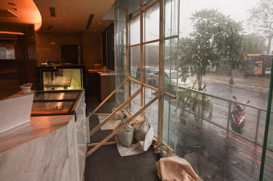 Sand bags can be seen inside a hotel as Typhoon Krathon approaches, in Kaohsiung, Taiwan October 3, 2024. Photo: Reuters