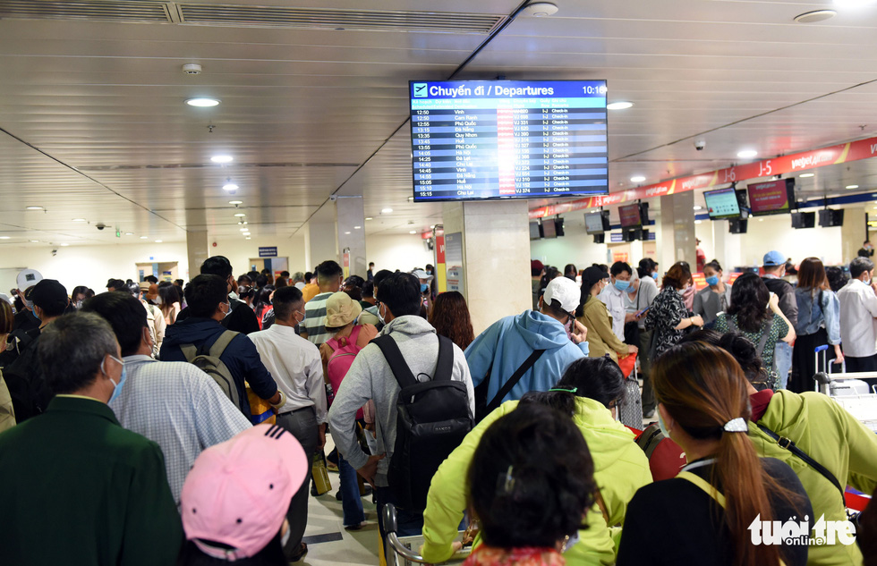 Foreigners point out selfish behaviors at airports in Vietnam