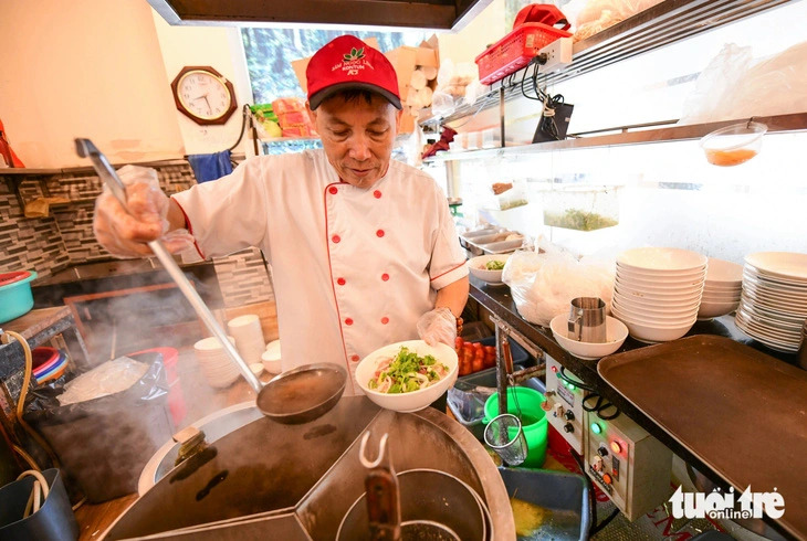 A chef prepares a bowl of Vietnamese pho brand Ngoc Linh’s ginseng pho. The dish will be available at the Vietnam Pho Festival 2024 in Seoul, South Korea from October 5 to 6, 2024. Photo: Quang Dinh / Tuoi Tre