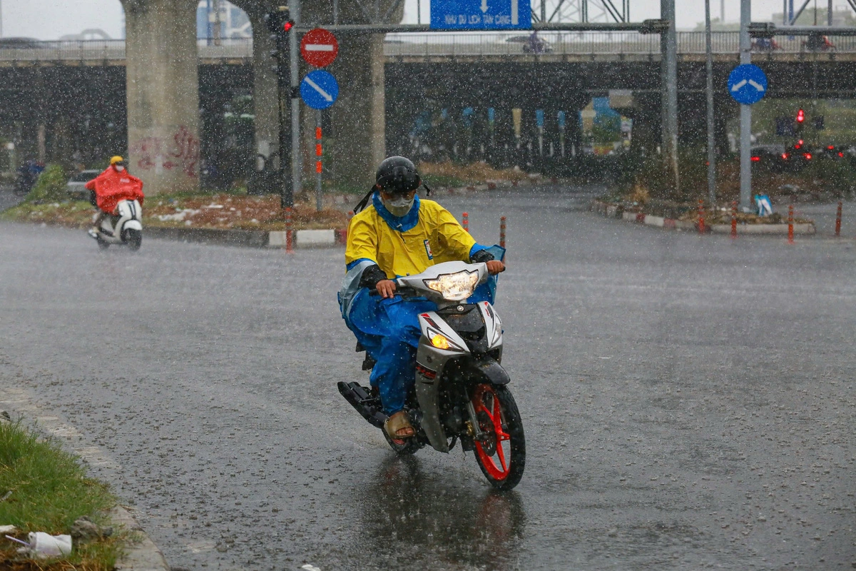 Heavy downpours to soak Ho Chi Minh City, neighbors through weekend